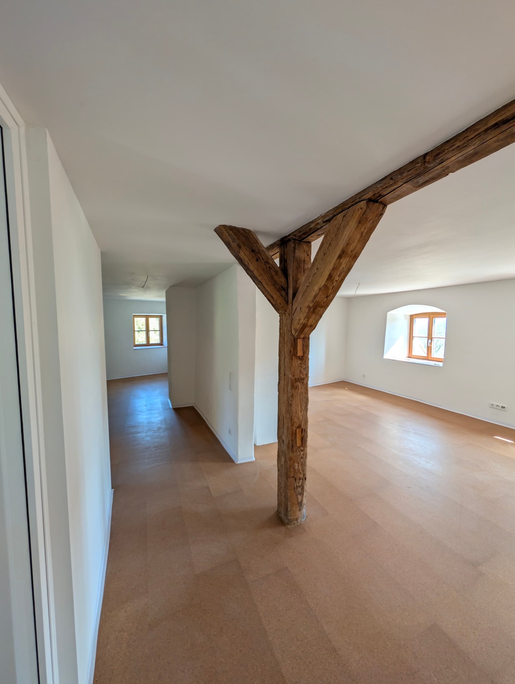 Sanierter Innenraum mit sichtbarem historischen Eichensparren aus der Vorburg-Anlage