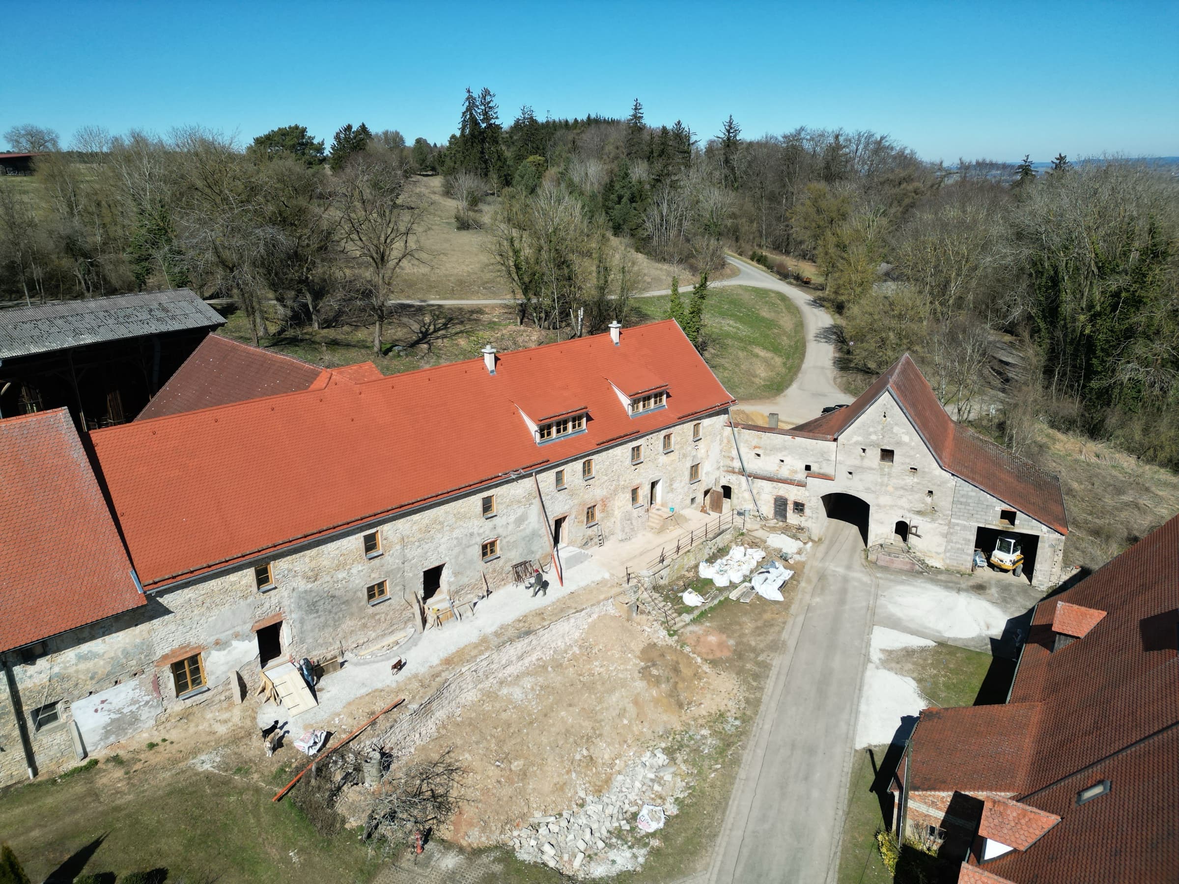 Ensemble am Hofberg 1 — links Wohnstallhaus fertig, rechts das Torhaus von 1490 vor der Sanierung